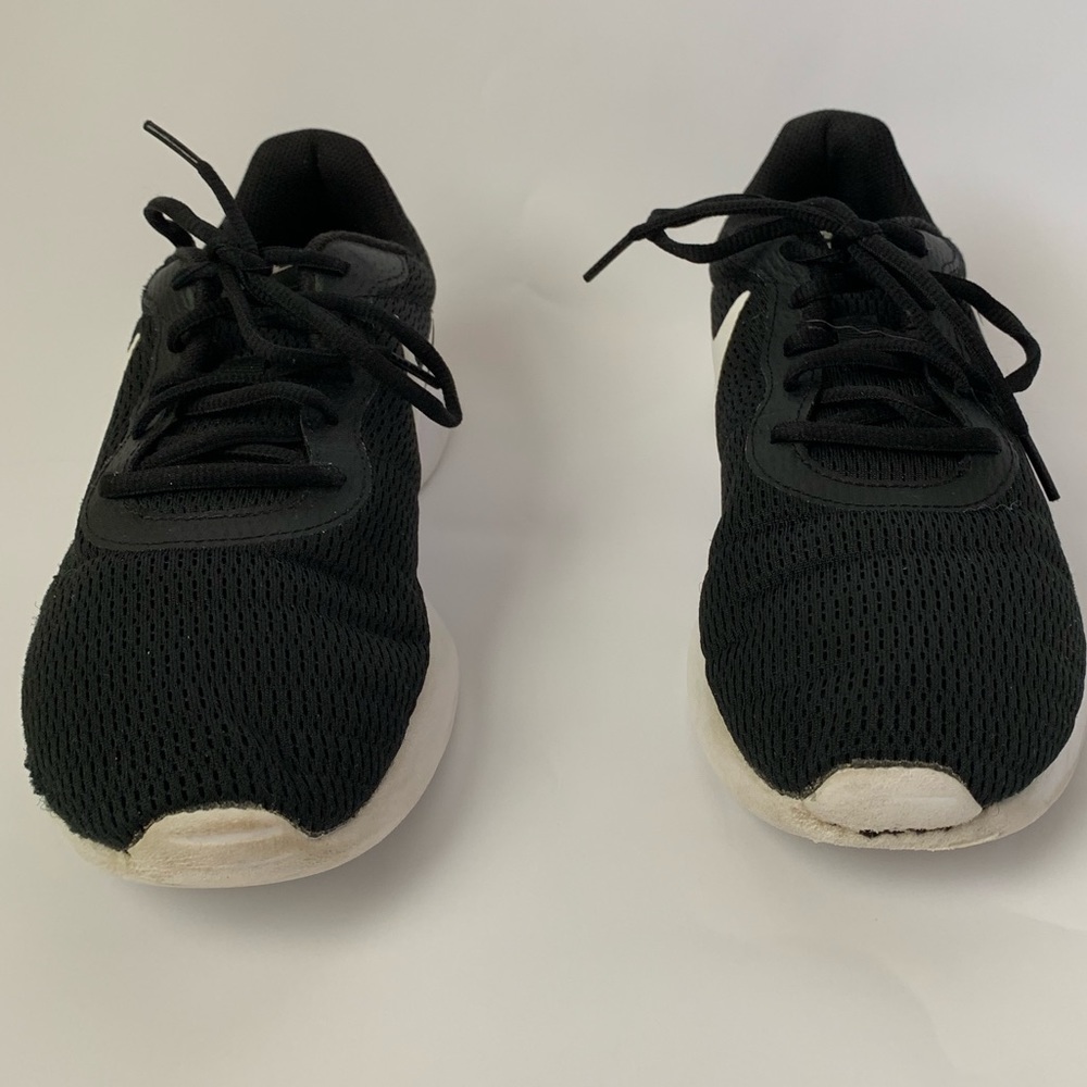 Black and white nike women shoes